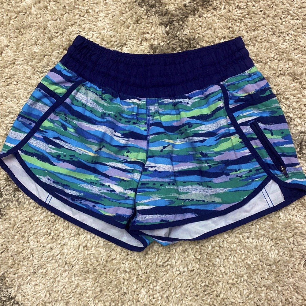 15 -Lululemon Tracker Short III
Seven Wonders Multi / Hero Blue- size 8